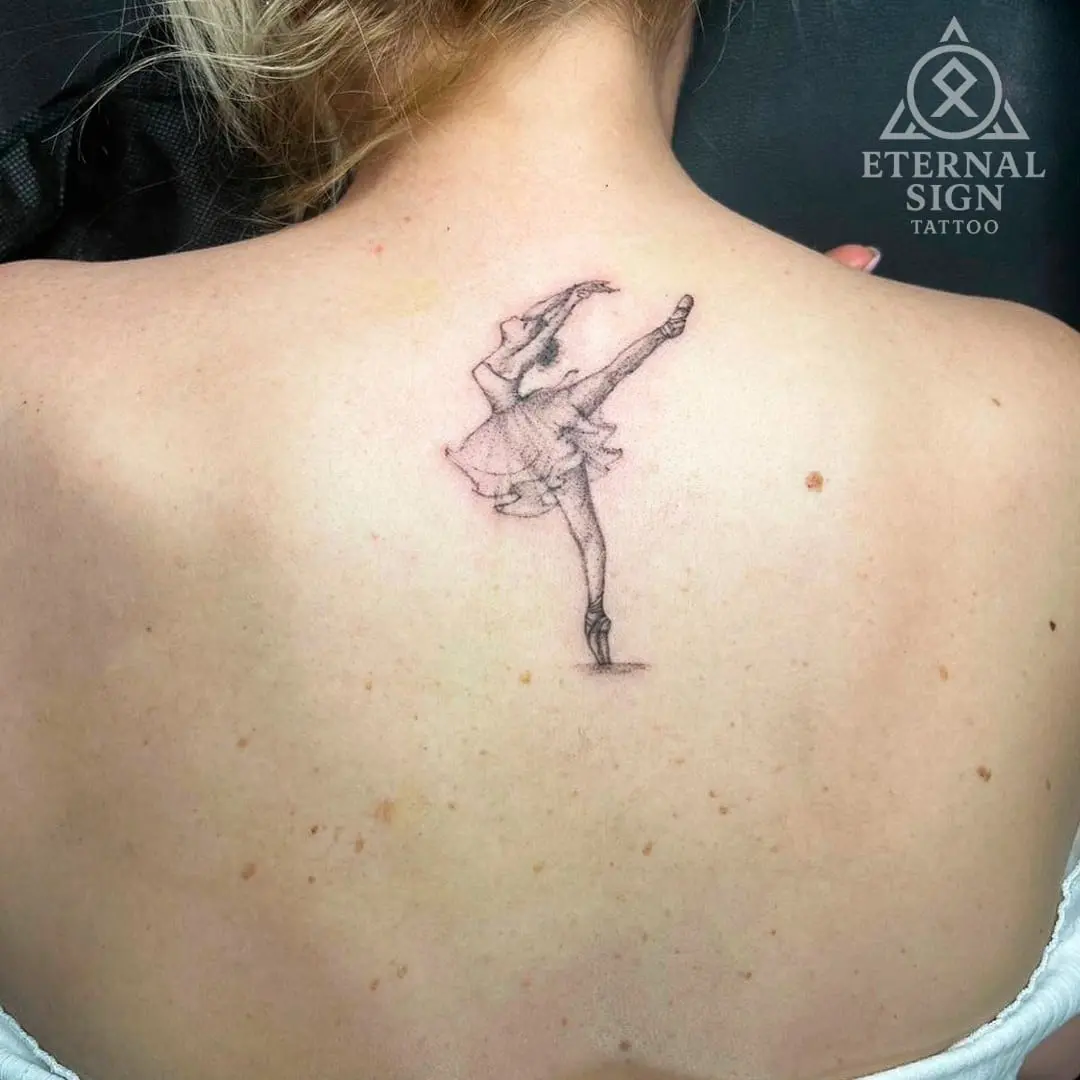 Minimalistisk tatovering av ballettdanser på skulderen i Fredrikstad