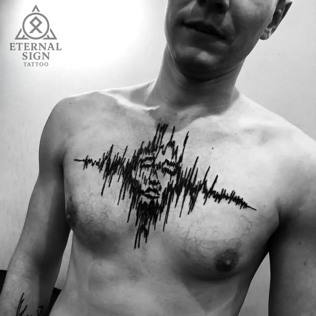 Svart-hvitt soundwave tatovering på brystet i Østfold