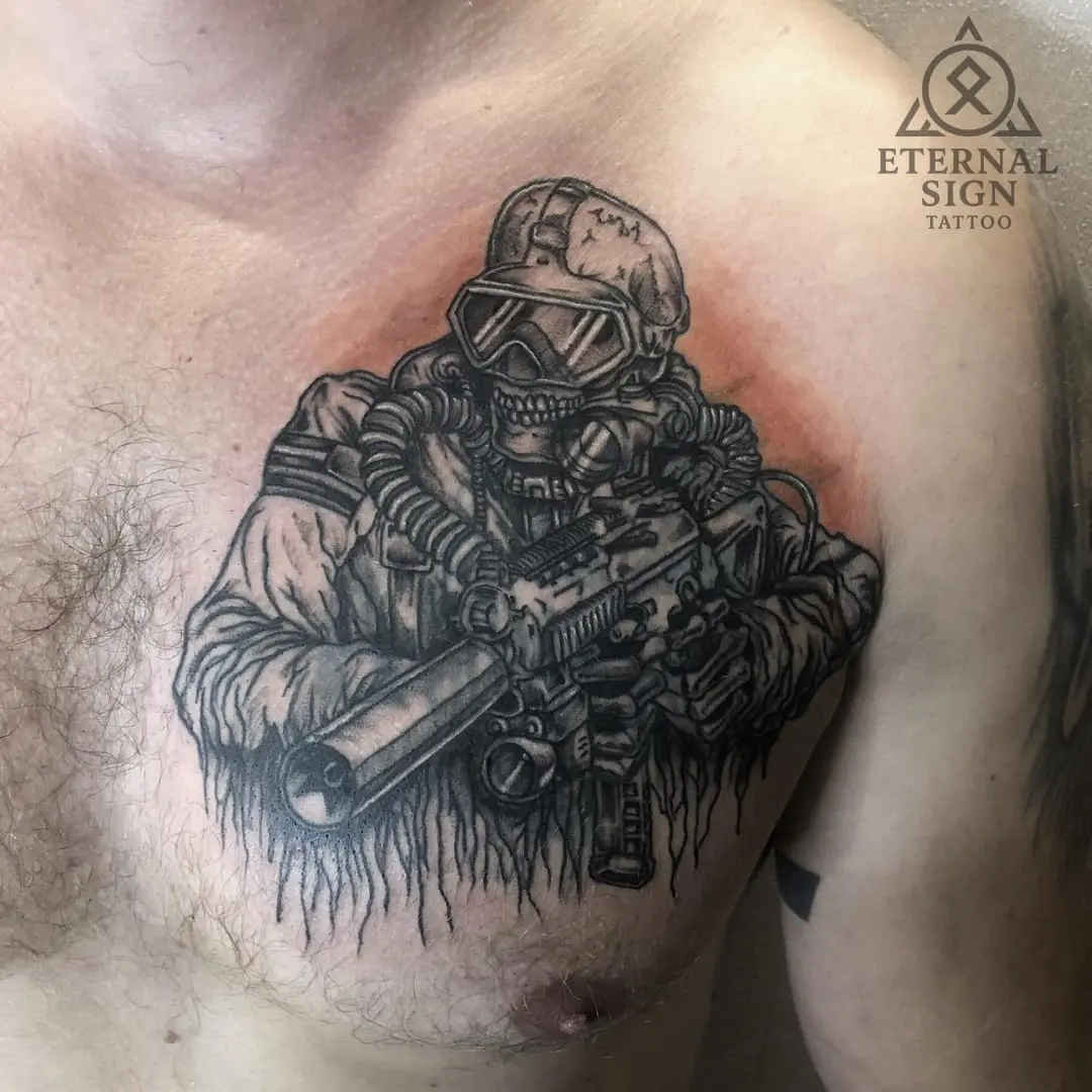 Svart-hvitt tatovering av soldat med hjelm på brystet i Fredrikstad