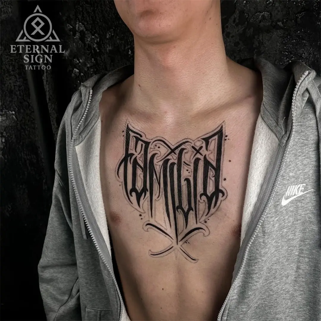 Lettering tatovering på brystet i Fredrikstad