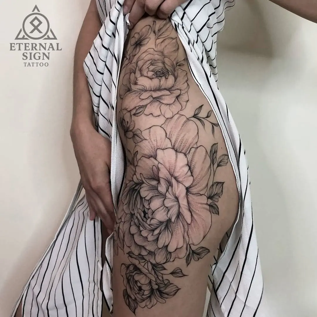 Stor linework tatovering av blomster som dekker hele siden av kroppen i Østfold