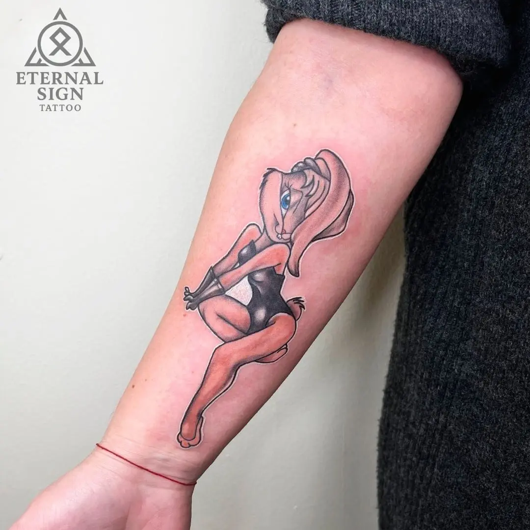 Farget pin-up tatovering på underarmen i Fredrikstad