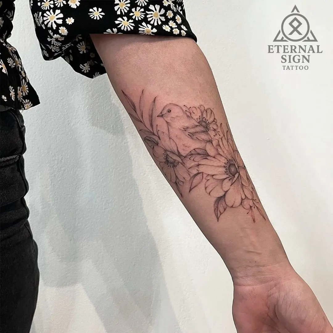 Linework tatovering av blomster på underarmen i Fredrikstad