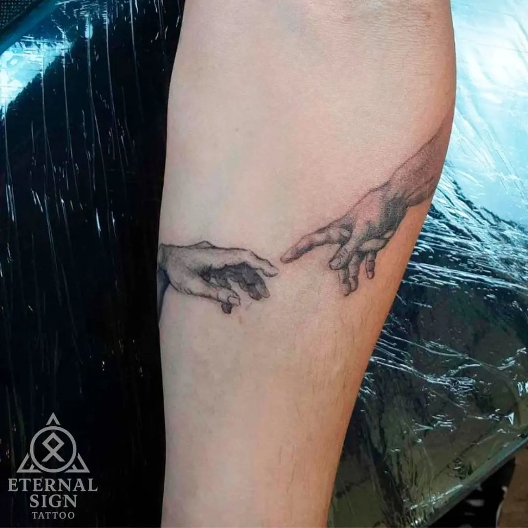 Liten linework tatovering av hender på biceps i Fredrikstad