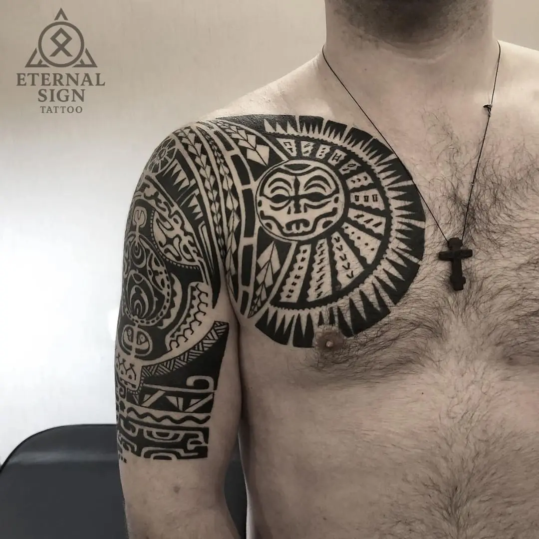 Polynesisk tribal tatovering på skulderen i Østfold