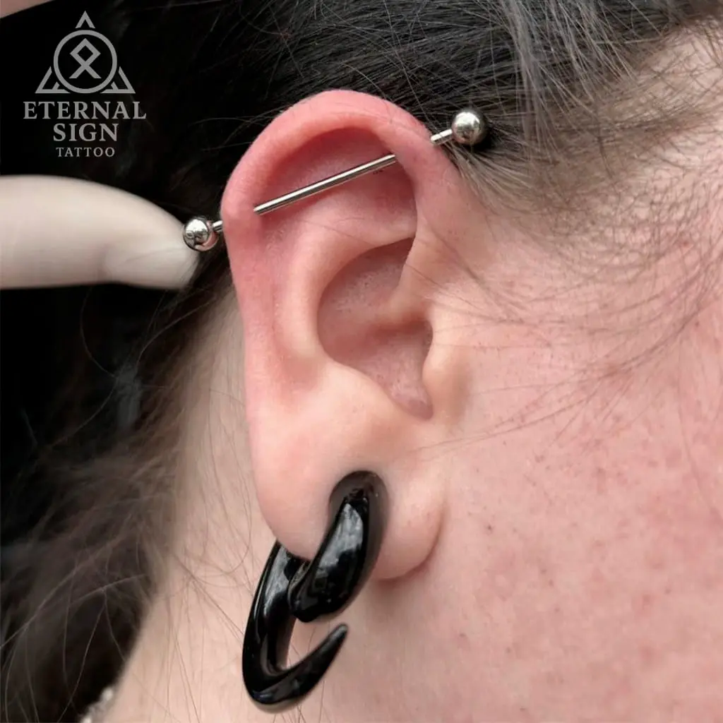 Industrial piercing hos Eternal Sign Østfold