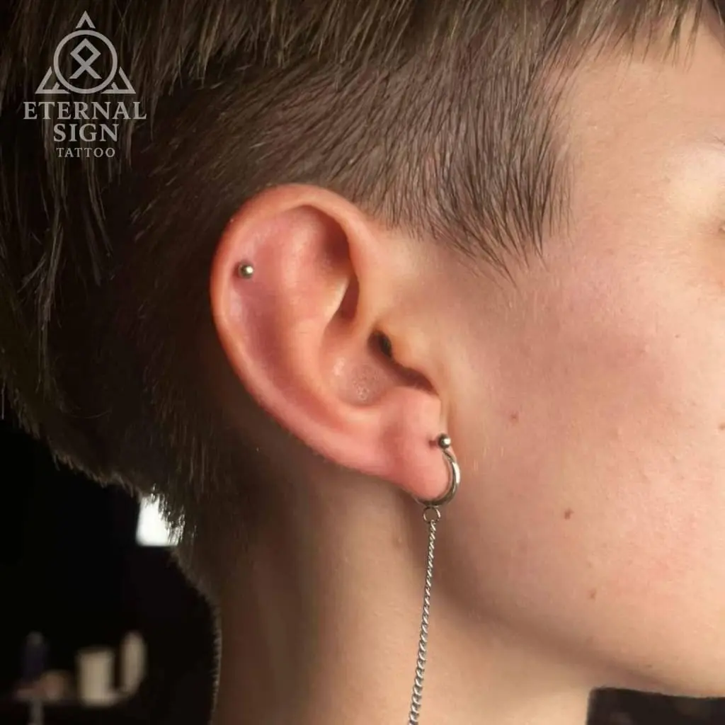 Helix piercing med ring i Østfold