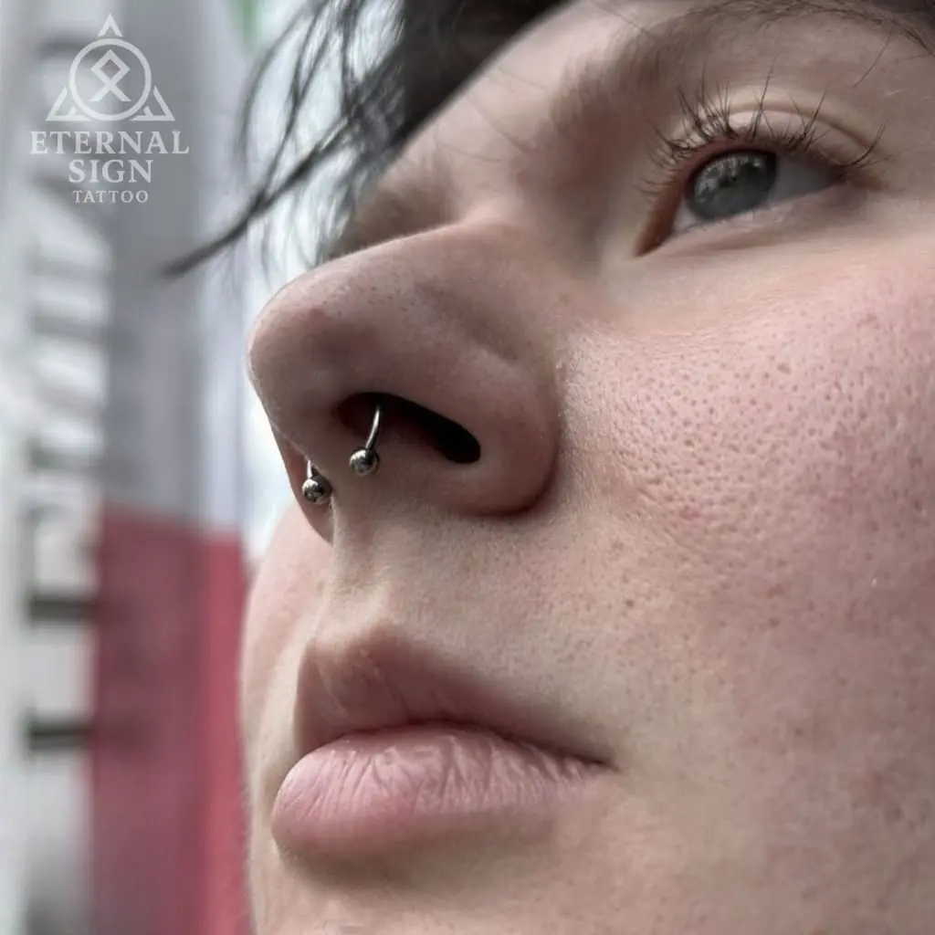 Septum piercing med buet stang i Fredrikstad