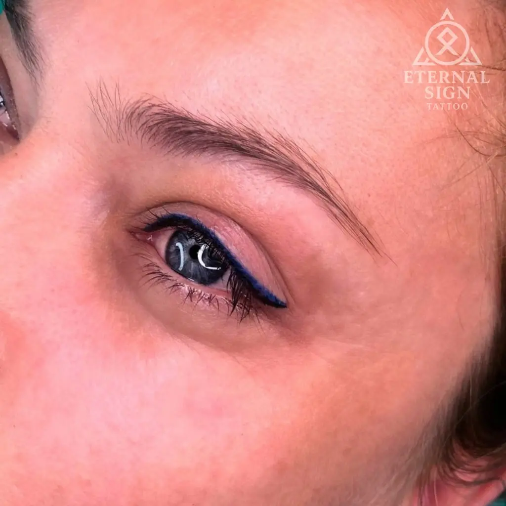 Fiolett eyeliner med skarp avslutning – permanent makeup øyne